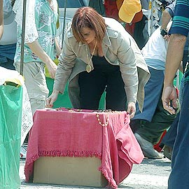 Ao perceber a chegada da polícia...