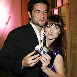 Sérgio Marone e Alinne Moraes com o perfume Azzaro