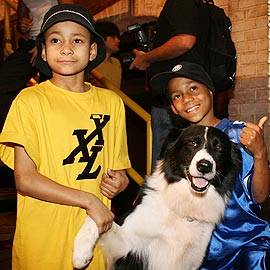 Wesley Santacruz e Bruno Camargo com o mascoteTutu