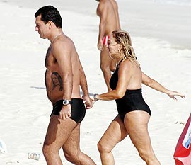 Marcelo e Susana saindo da praia