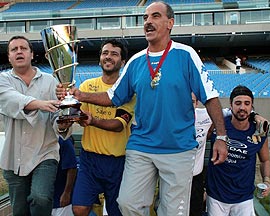 Marcos Palmeira entra no gramado do Maracanã com a taça  de campeão da Copa do Mundo dos Artistas