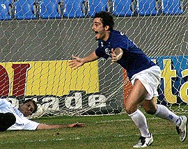 Thiago Rodrigues comemora o gol