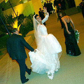 Daniela Sarahyba usa vestido de noiva feito pelo estilista Valentino
