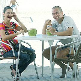 Marcelo e Raquel, a Úrsula, tomam água de coco