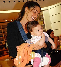 Cyntia Howllet com a filha Manuela