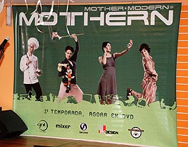 Banner do lançamento do DVD do seriado Mothern