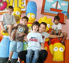 Julia Lemetz com o filho Miguel e os amigos Bernado,Marcelo e André