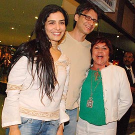 Letícia Sabatella, o marido Miguel e a assessora de imprensa Kassu