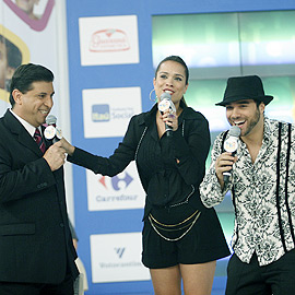 Carlos Nascimento com apresentadores do Ídolos