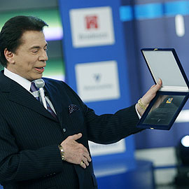 Silvio Santos recebe plada em homenagem a seus 10 anos de dedicação ao Teleton