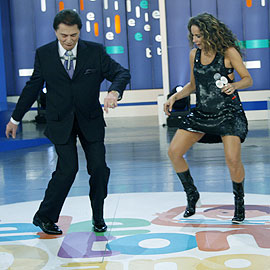 Silvio Santos e Daniela Mercury fazem a dança do siri