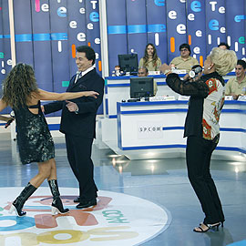 Hebe assiste a dança de Silvio Santos e Daniela Mercury