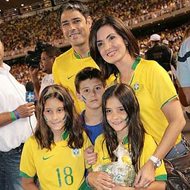 Willian Bonner e Fátima Bernades com os filhos