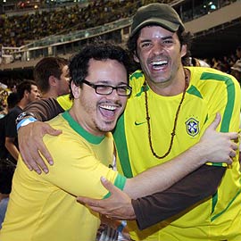 Danton Mello e Jorge Pontual comemoram a vitória brasileira