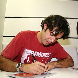 Bruno Mazeo autografa livro