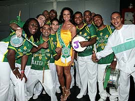 Luiza Brunet com a bateria da Imperatriz