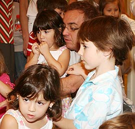 Gugu participa das brincadeiras com os filhos