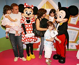 Gugu e sua família bateram o maior papo com Mickey e Minnie