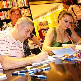 Cacau Higino e Vera Donato autografam os livros