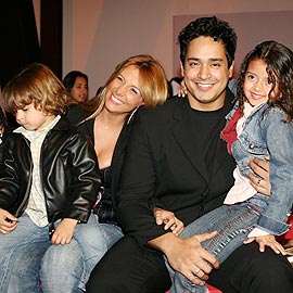 Carla Perez e Xanddy com os filhos