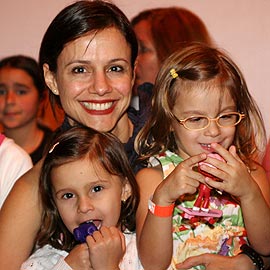 Lorena Calabria com as filhas Dora e Catarina