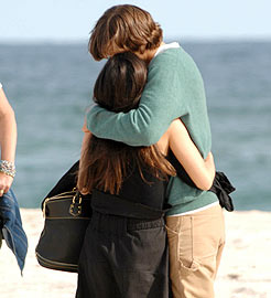 Demi Moore abraça seu amado