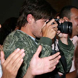 Dado clicando o irmão no palco