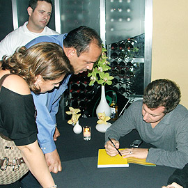 Huck autografando seu livro