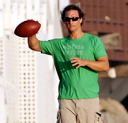 Matthew McConaughey ajeita a bola para mais um lance