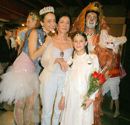 Marília Pera posa ao lado do elenco