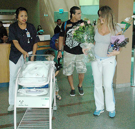 Joana Prado deixando a maternidade