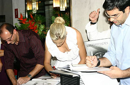 Brito Jr, Ana Hickmann e Edu Guedes autografam os livros