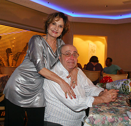A aniversariante Rosamaria Murtinho posa ao lado de Mauro Mendonça