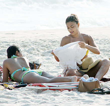 Juliana Paes fuxica com sua amiga