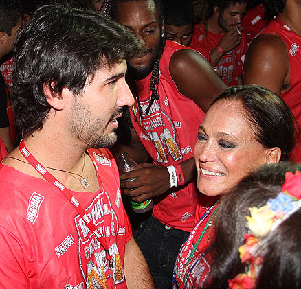 Ao lado do amigo Sandro Pedroso, ela curte o Carnaval