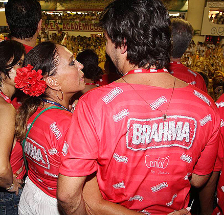 Susana e Sandro conferem tudo do camarote Brahma