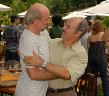 Hans Donner recebe o abraço de Osmar de Oliveira 