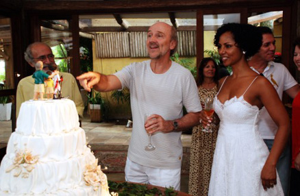 Hans Donner e Valéria felizes com o bolo de casamento