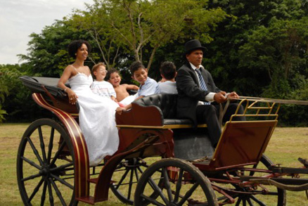 Valéria chega ao casamento de charrete 