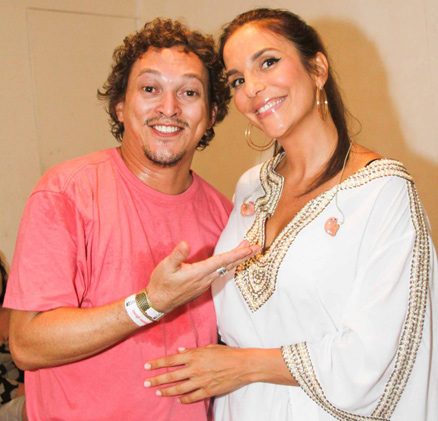 Ivete posa com o ator Fábio Lago