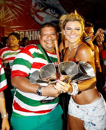 Mirella Santos com ritmista da Grande Rio