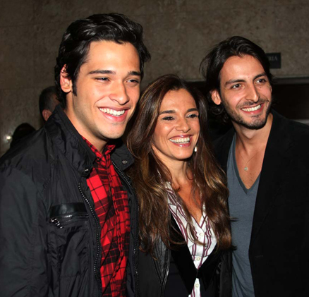 Bruno Fagundes com a mãe, Mara Carvalho, e o namorado dela, Carlos Martin