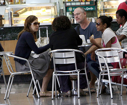 Claudia toma lanche ao lado de amigos