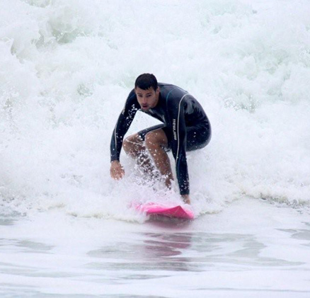 Cauã Reymond mostra suas habilidades no surfe