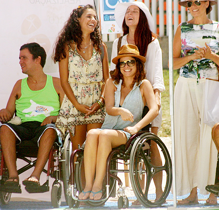 As personagens Luciana, Mia, Larissa e Tereza se divertem na praia