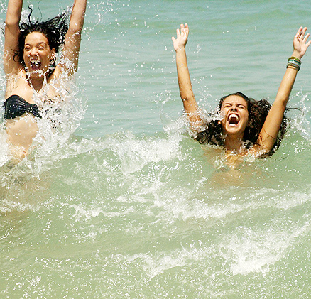 Adriana Birolli e Paloma Bernardi gravam cenas de suas personagens, Isabel e Mia, curtindo o mar carioca