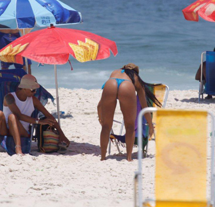 Shayene Cesario ajeita a cadeira na praia do Pepê, na Barra.