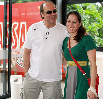 Paulo Cesar Grande e Claudia Mauro foram juntos pegar suas credenciais para o Camarote Devassa, no desfile das campeãs do Rio