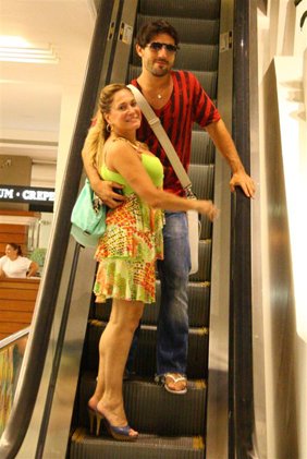 Suzana Vieira e Sandro Pedroso sorriem para o paparazzo