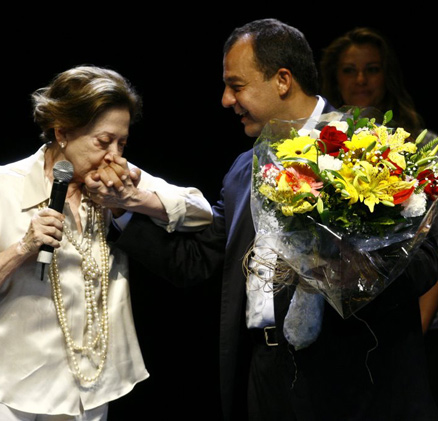 A atriz beija a mão do governador do Rio